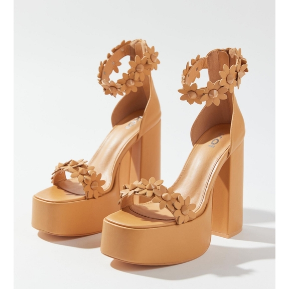 KOI A Secret Arrangement Platform Heel - Picture 2 of 5